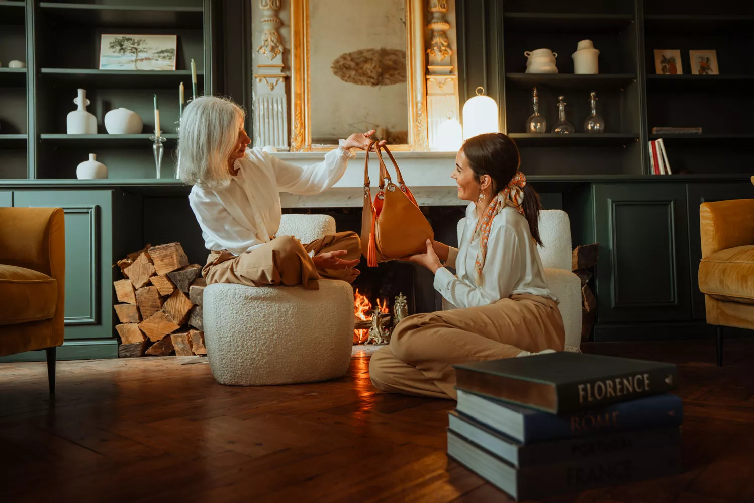 Une mère passant son sac De Grimm Tulipe à sa fille au coin du feu dans le salon