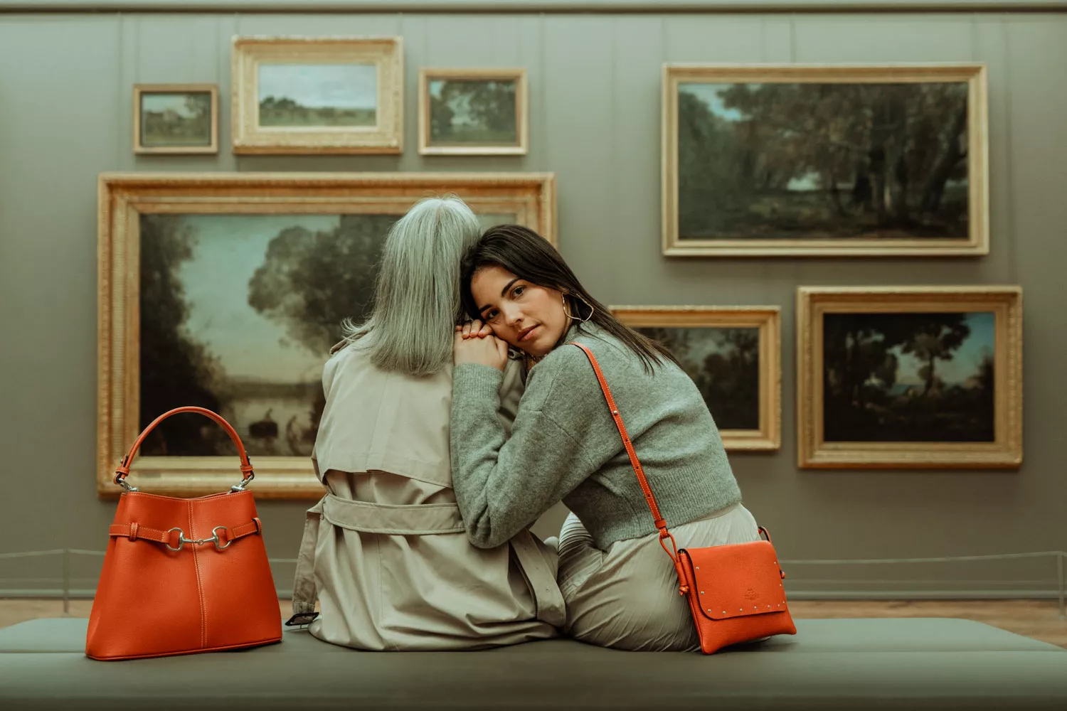 Mère et fille au MUSBA (musée des beaux-arts) de Bordeaux avec leurs sacs DE GRIMM