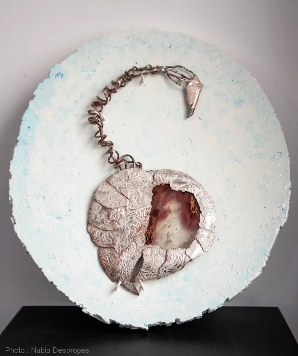 Sculpture oeuvre murale Flammes en rose Léda argent massif quartz