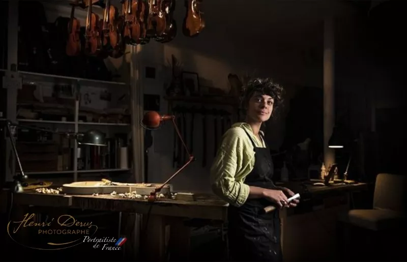 Portrait corporate d'entreprise d'une femme, Elena d'Alessandro, luthière à Chatel-Guyon