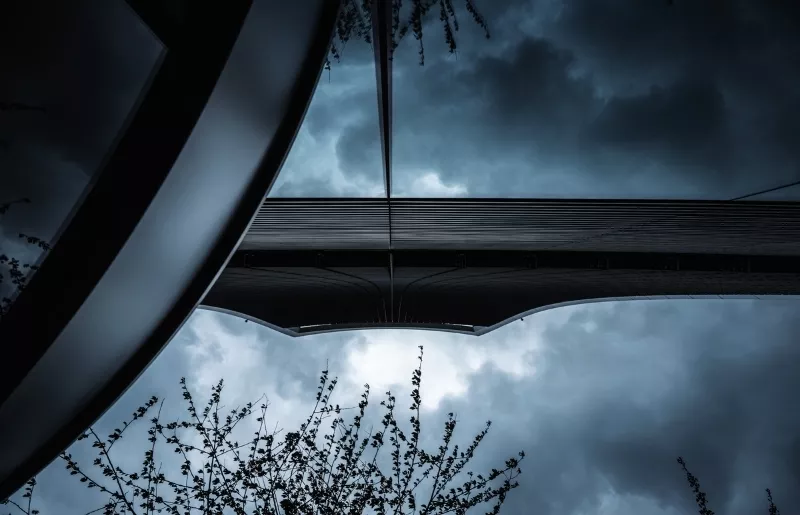 Vue londonienne depuis le pied d'un gratte-ciel de la City avant l'orage