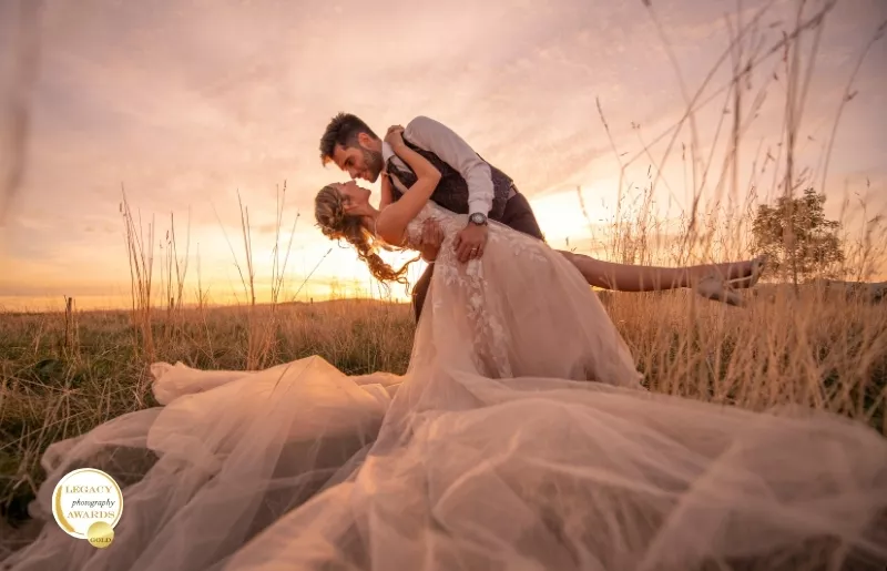 Photographie de mariage au couché du soleil