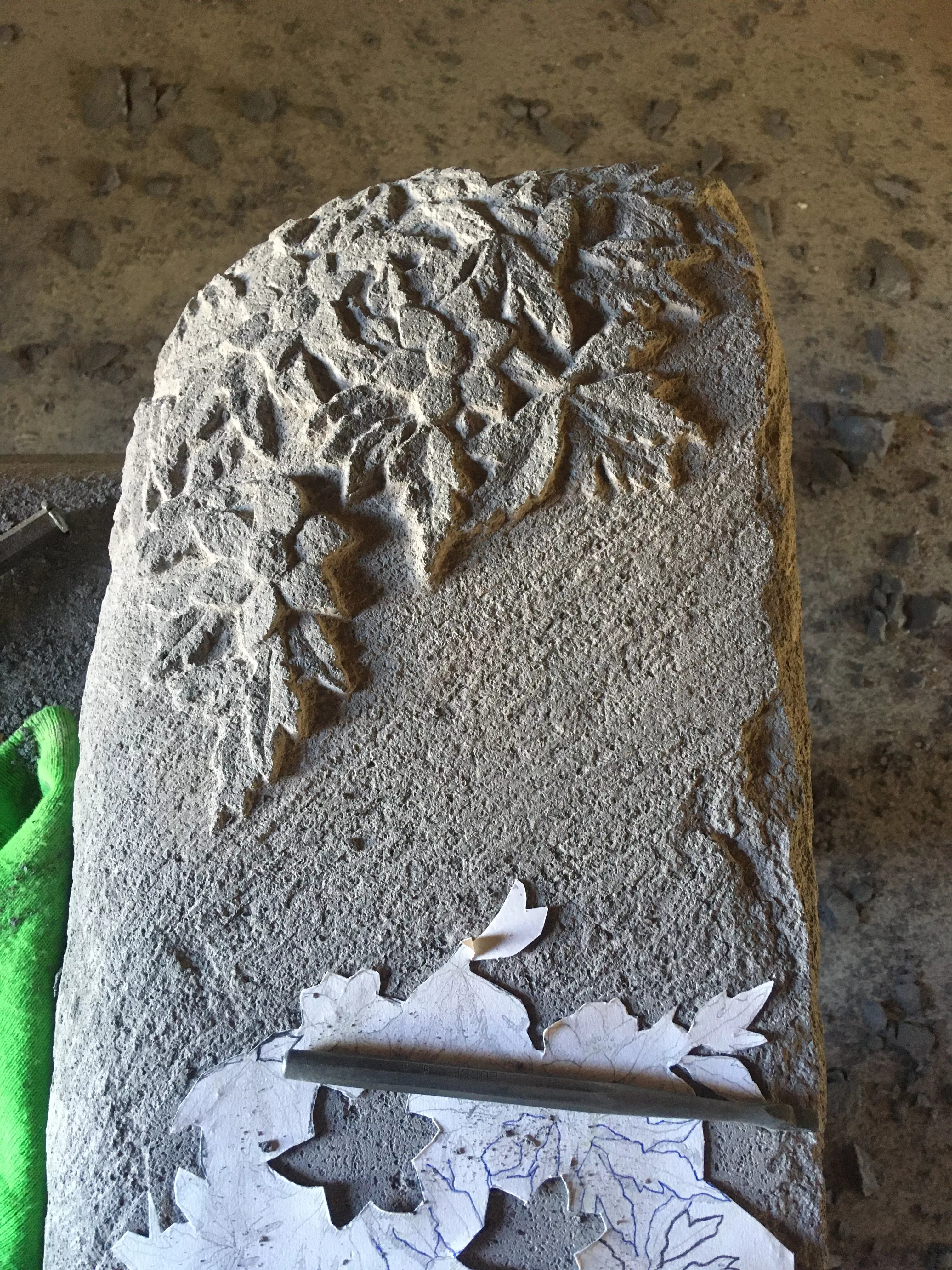 Lorsque la livraison est faite, je commence à placer les éléments en les traçant sur la pierre. C’est une étape importante car le dessin doit être harmonieux pour commencer la taille ou la gravure. 