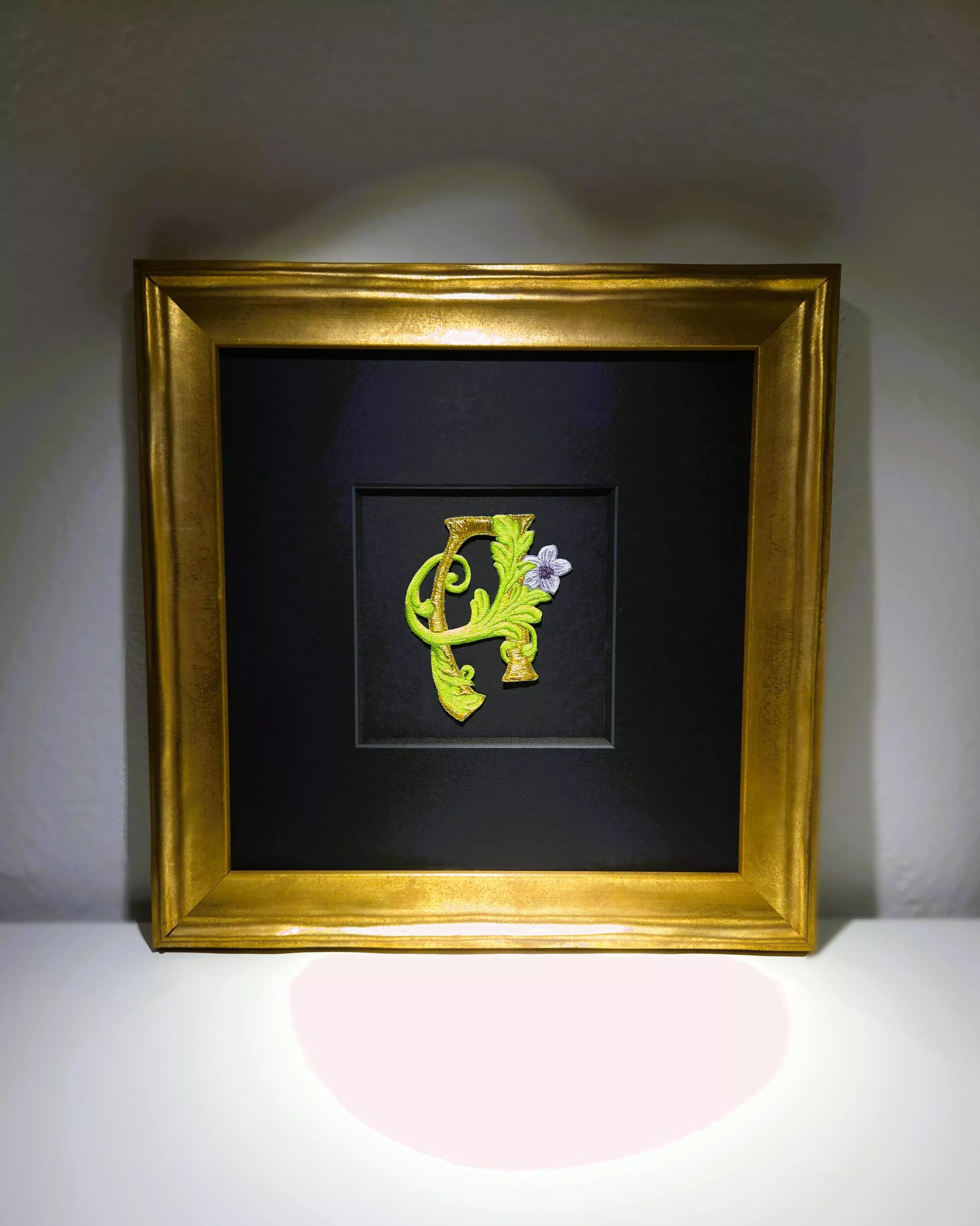 Enluminure brodée au fils d'or 24 carats lettre A