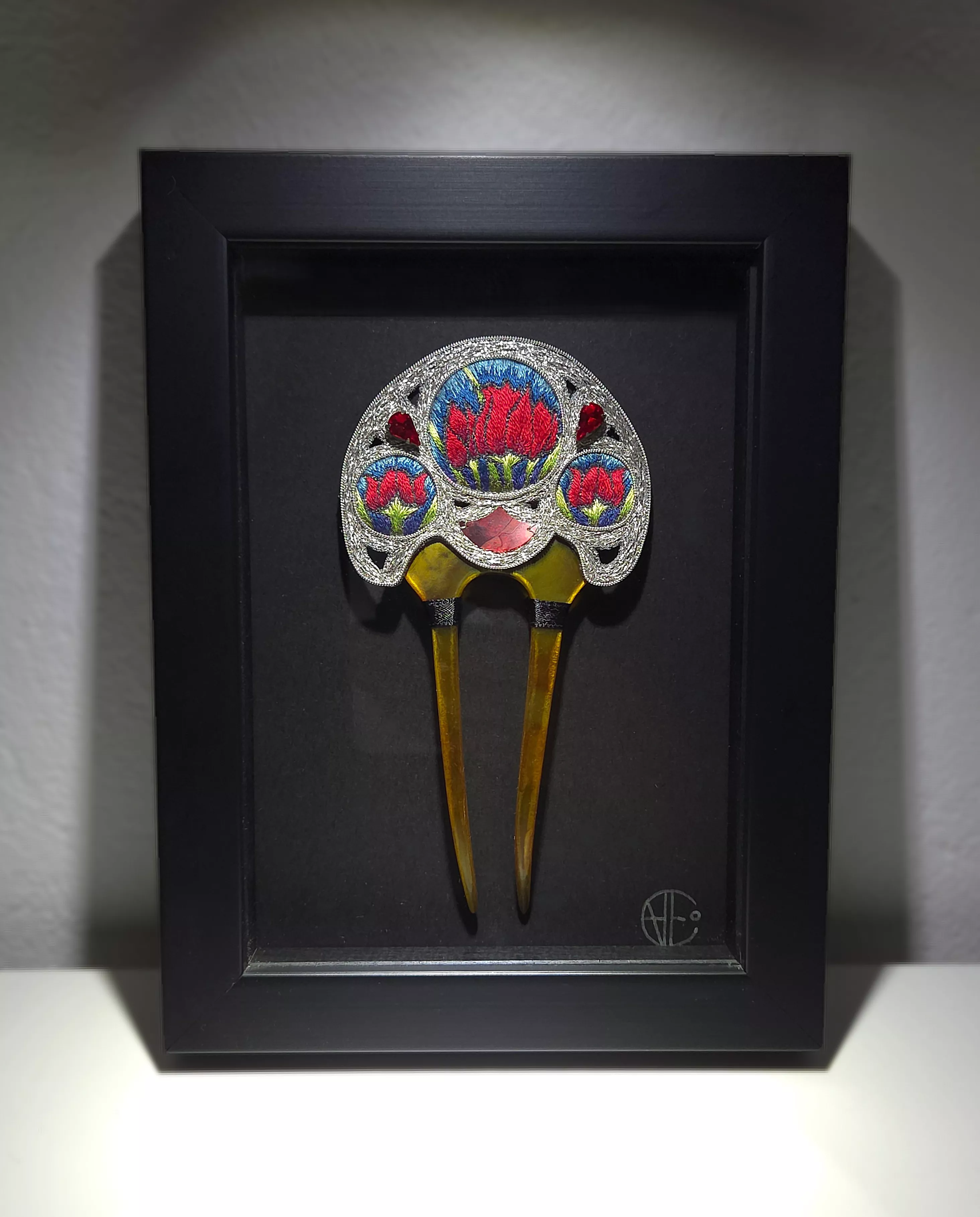 Bijou de cheveu style art nouveau brodé à la main