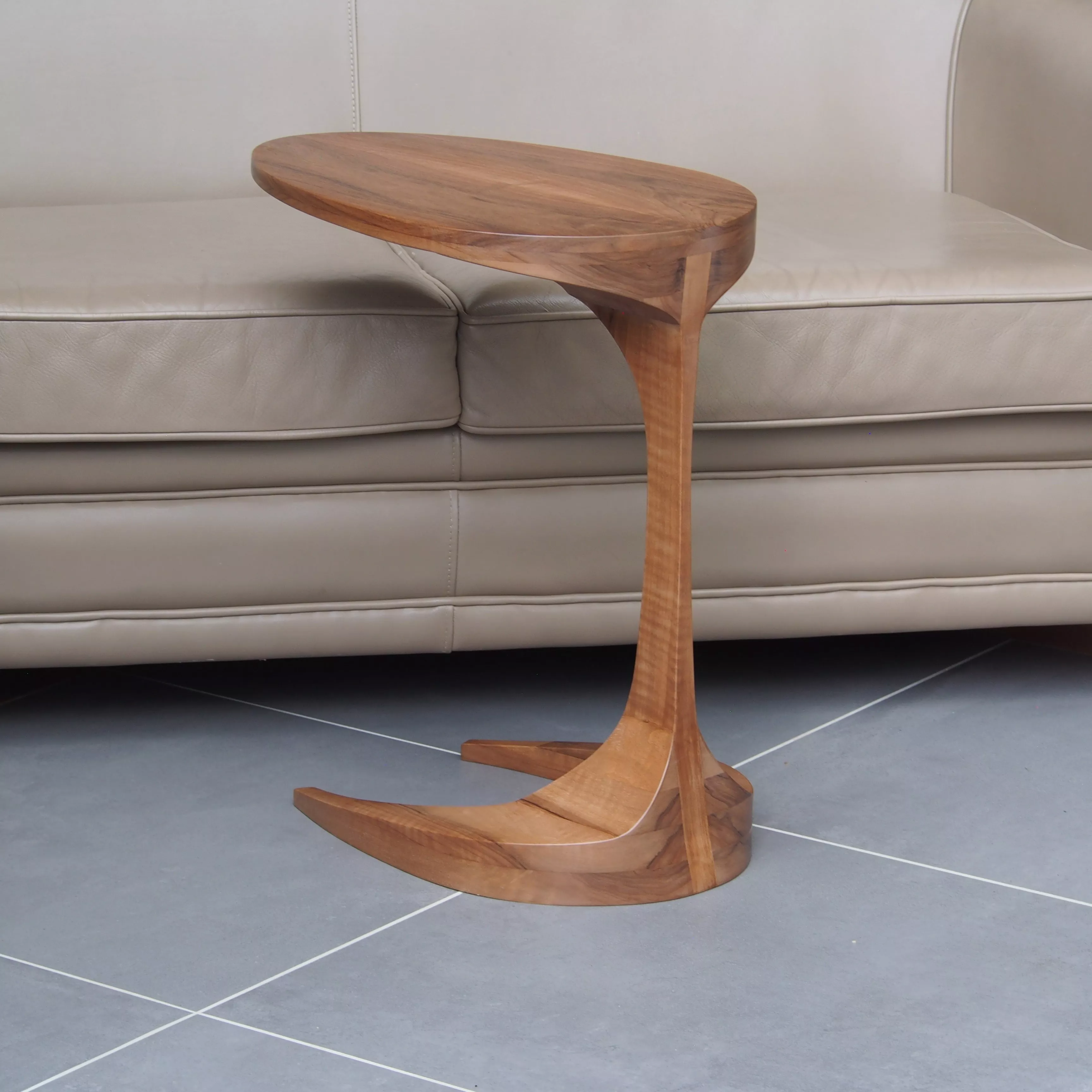 Bout de canapé en noyer massif