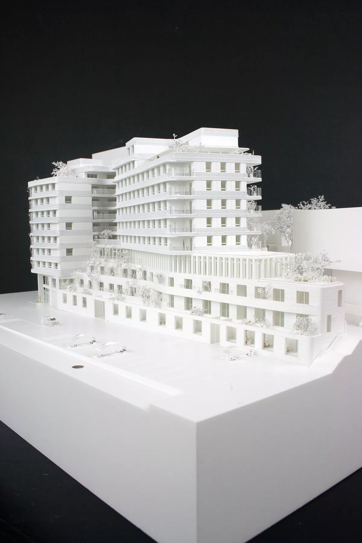 Maquette du bâtiment traité en peinture blanche, vue sur le parking et un côté
