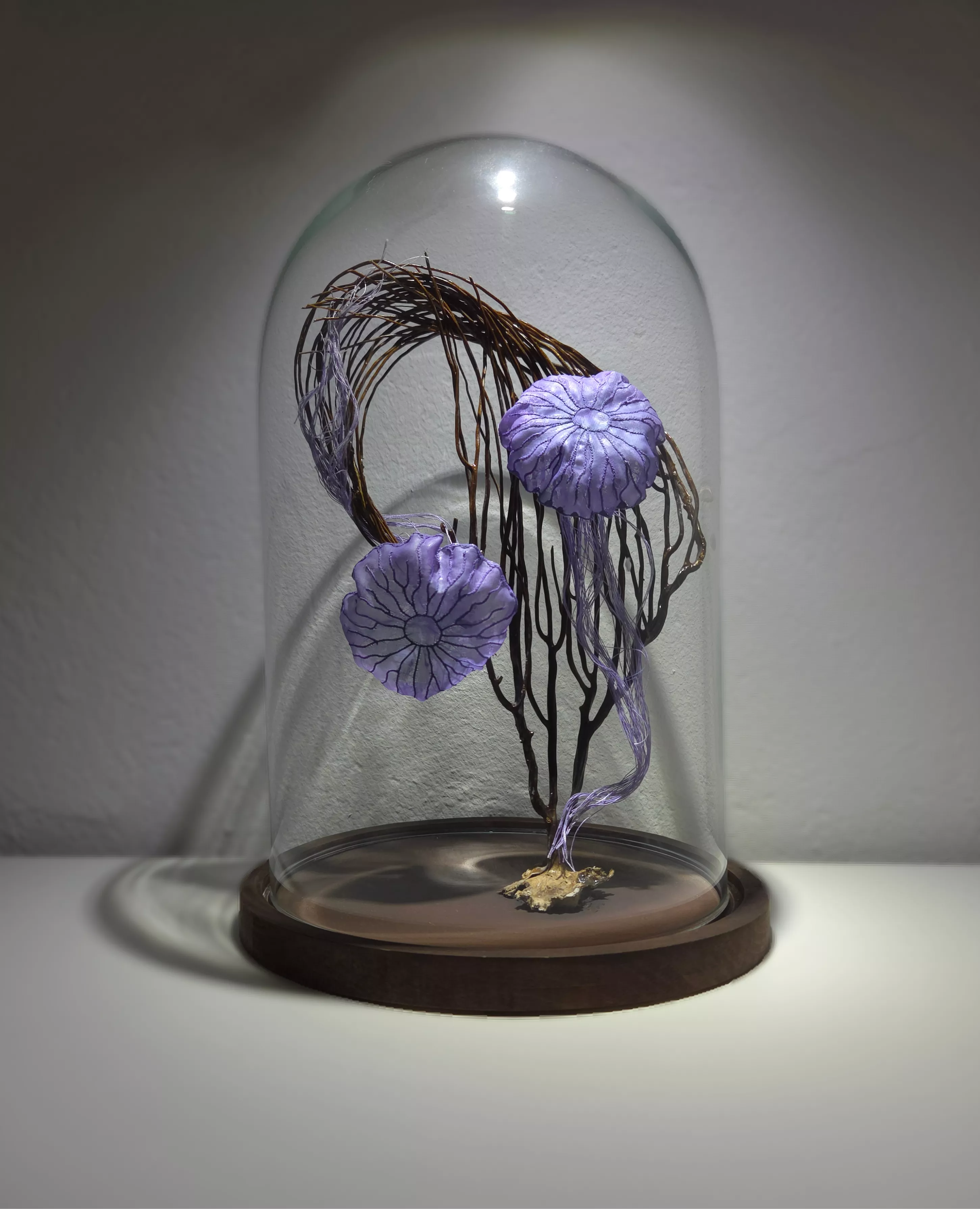 Méduses violettes sous globe brodées à la main