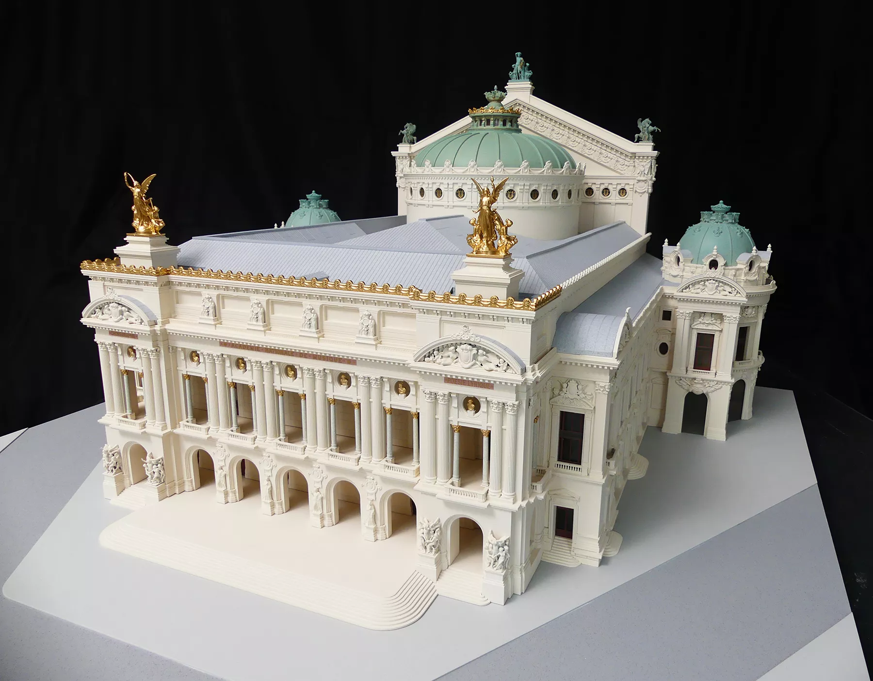 maquette de l'opera garnier en couleur, vue de la façade avant