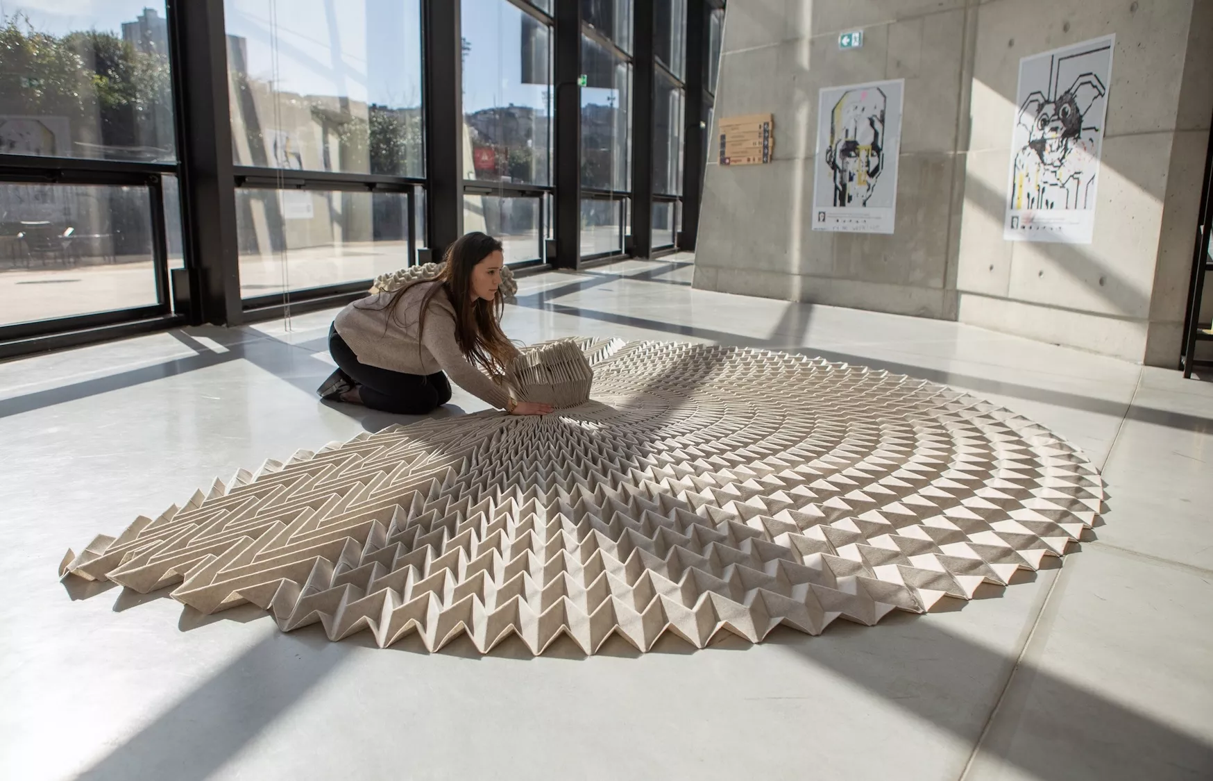Oeuvre scénographique en feutre acoustique, réalisée par Sarah Saint-Pol