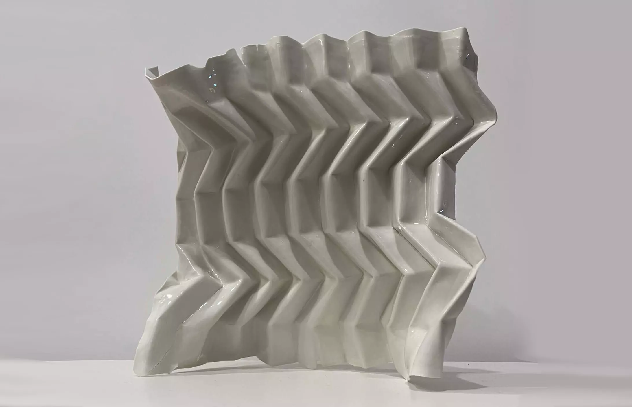 Oeuvre en porcelaine plissée, réalisée par Sarah Saint-Pol