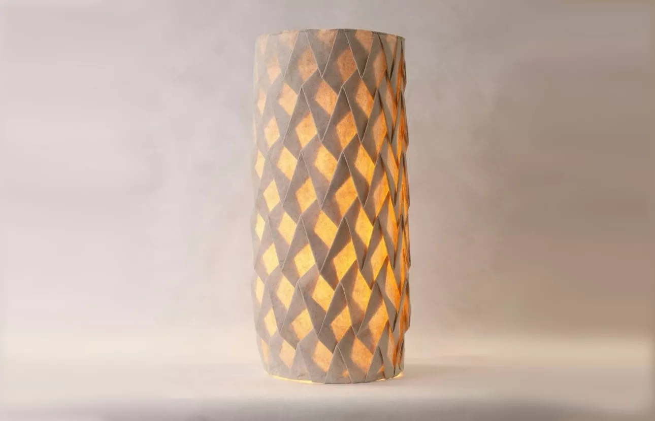 Luminaire à poser en lin plissé, réalisé par Sarah Saint-Pol