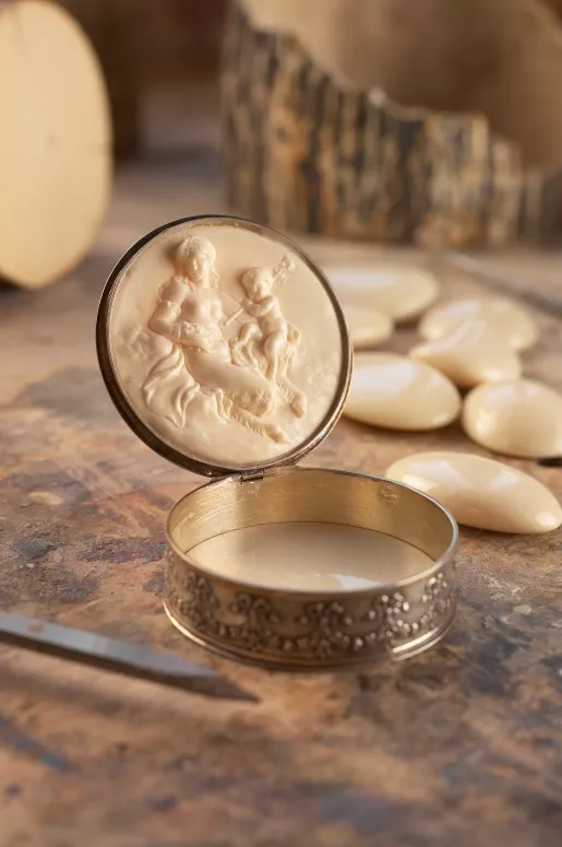 Boite au couvercle d'ivoire, atelier Francis Migeon sculpteur sur ivoire