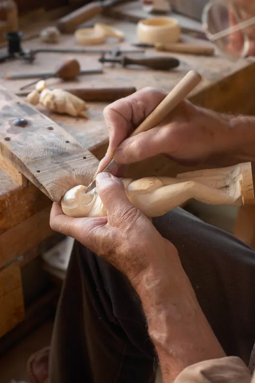 Francis Migeon sculptant une statuette d'ivoire