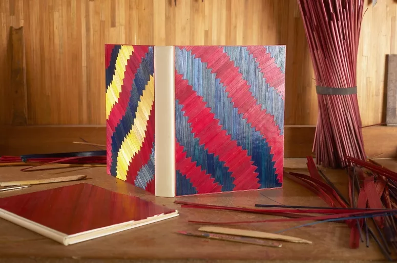 Couverture de livre réalisée en marqueterie de paille