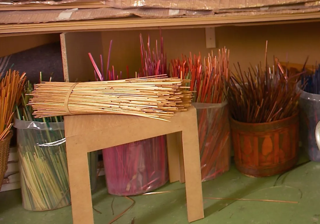 Bottes de pailles de différentes couleurs