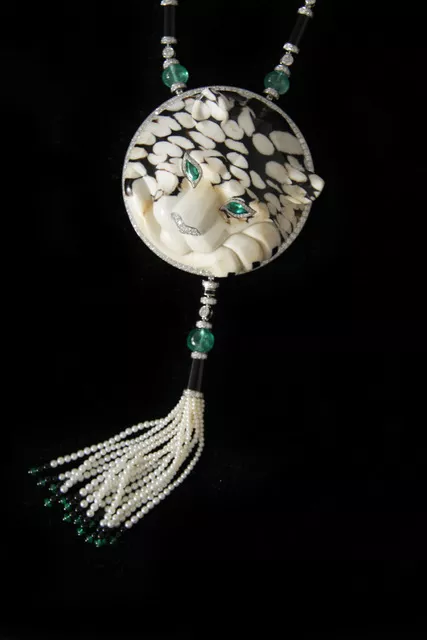 Pendentif en bois pétrifié de la Maison Cartier