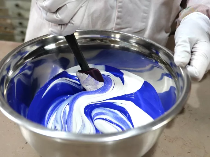 Mélange de pâte colorée et blanche