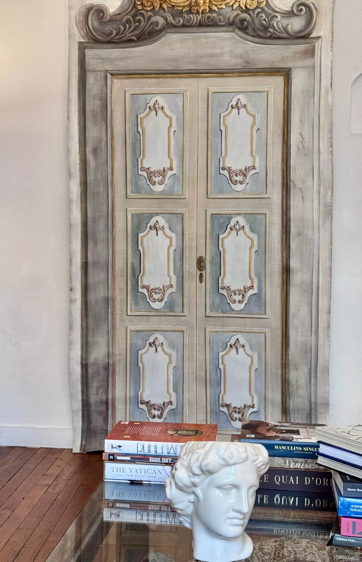 "les seuils Arconati" :  Double porte inspirée de l'architecture italienne du XVIIIè siècle, transposée en peinture murale contemporaine. Pièce unique 