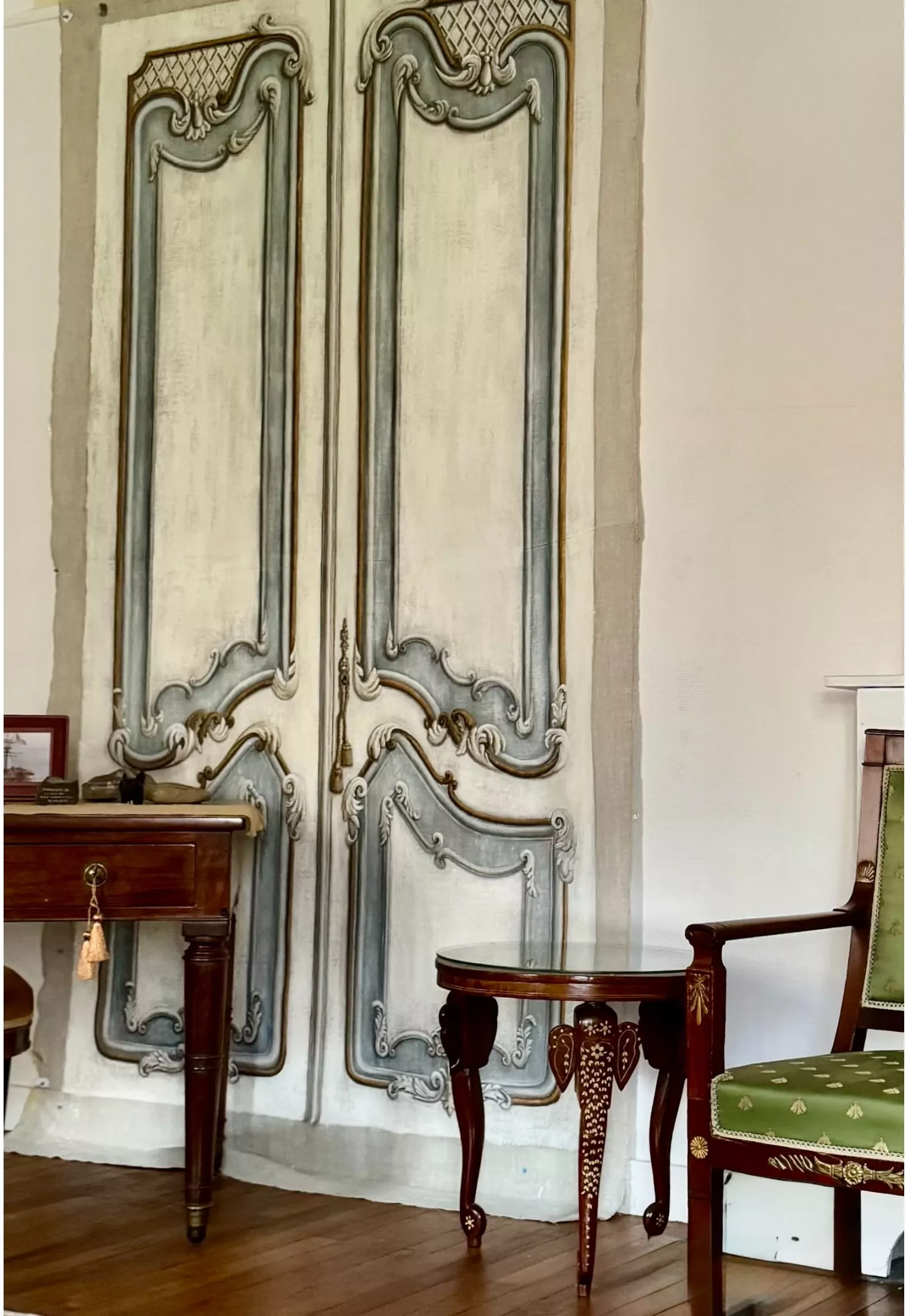 " Permanence" : Ces doubles portes parisiennes de l’époque Louis XV, que j’ai peintes à l’échelle 1(2.50 cm X 1.30 cm)  révèlent chaque courbe, moulure et arabesque, hommage à leur raffinement intemporel.pièce unique  