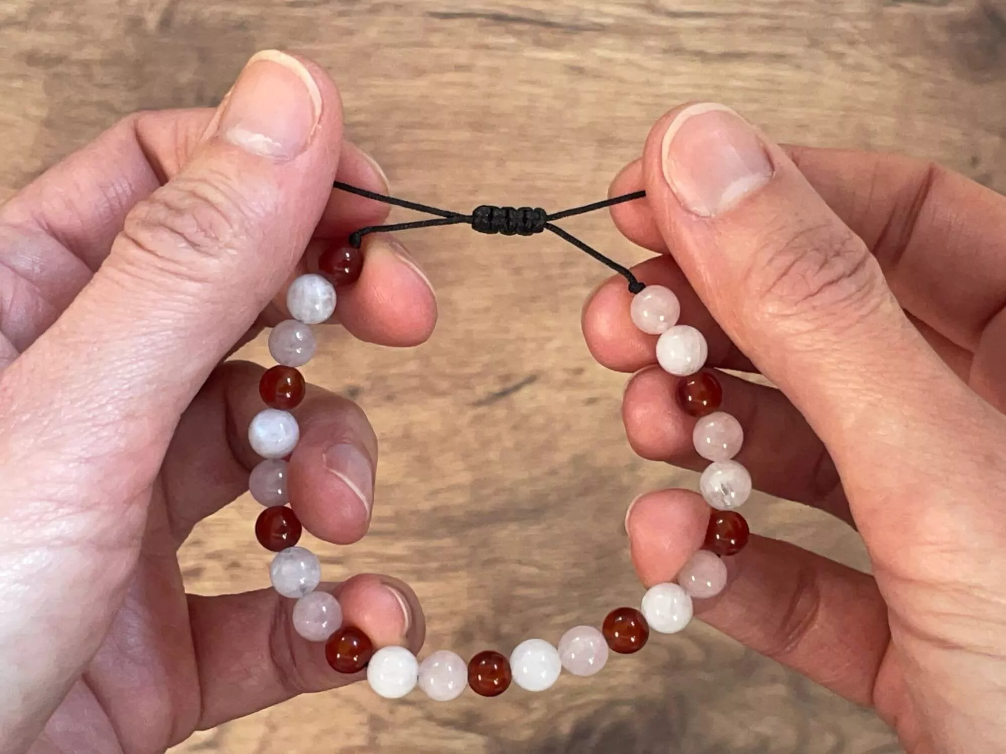 Réalisation d'un bracelet en pierres naturelles sur cordon ajustable