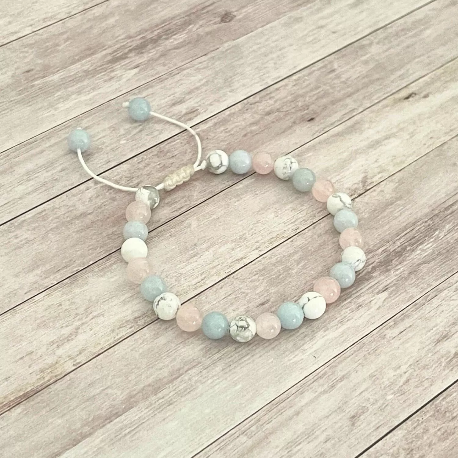 Bracelet en Quartz Rose, Aigue Marine et Howlite sur cordon ajustable