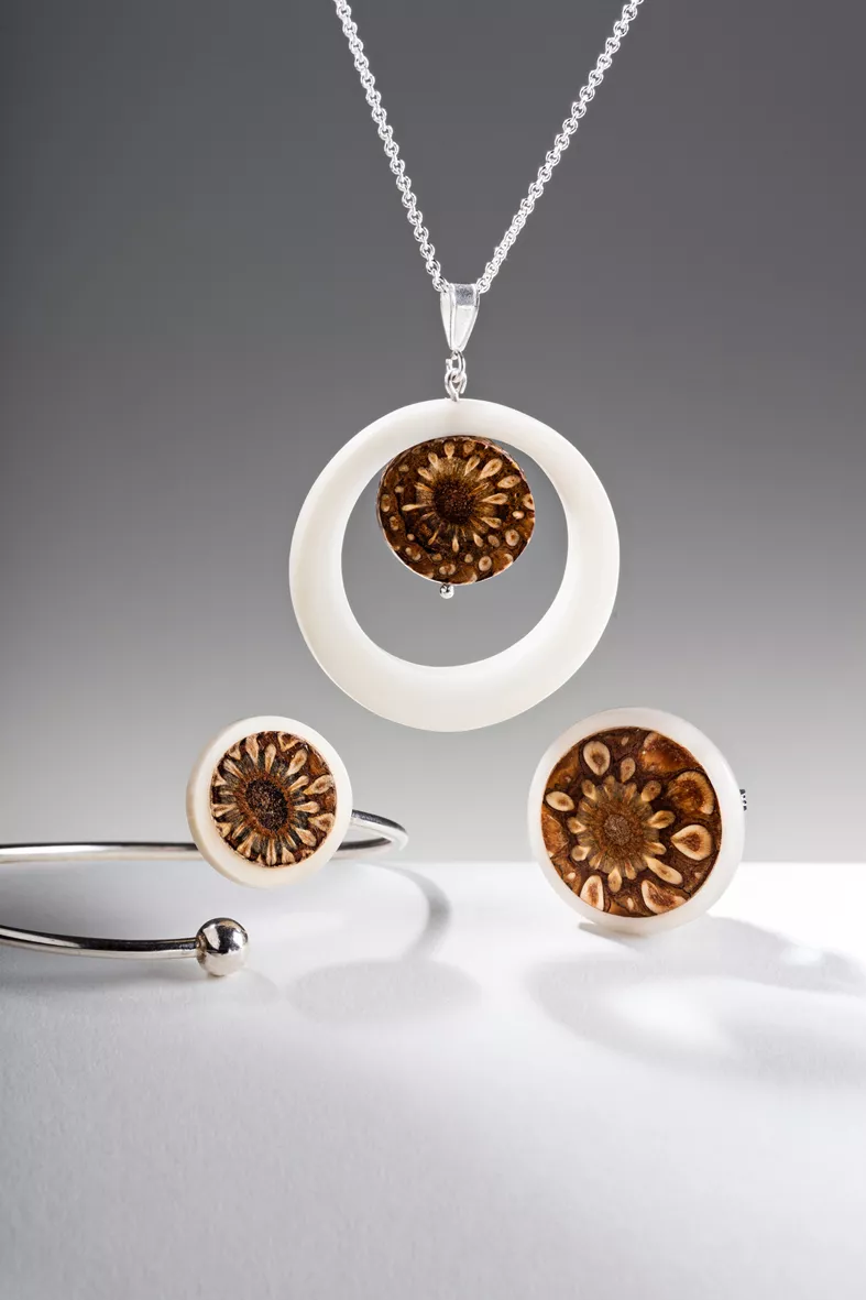 Kokobelli le semeur de bijoux parure en ivoire vegetal et pomme de pin