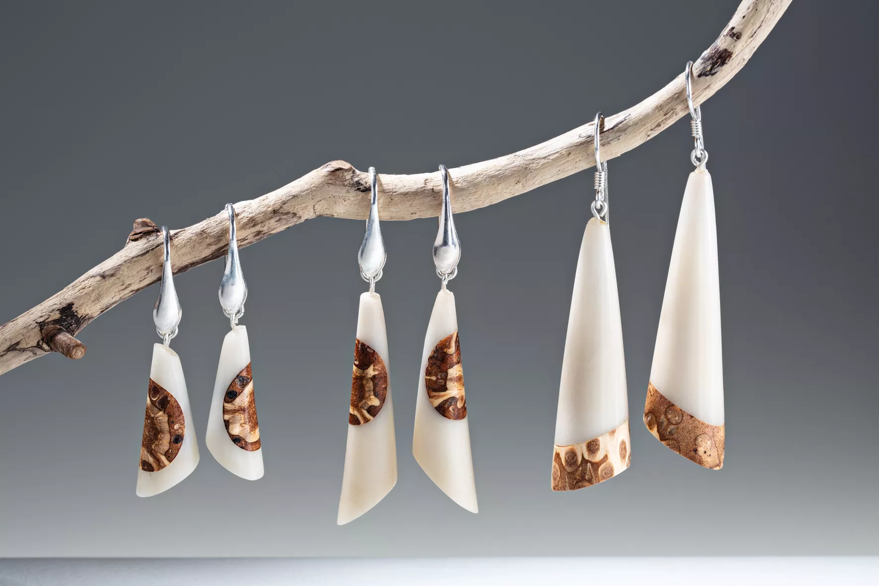 Kokobelli le semeur de bijoux boucles d'oreilles en ivoire vegetal et pomme de pin