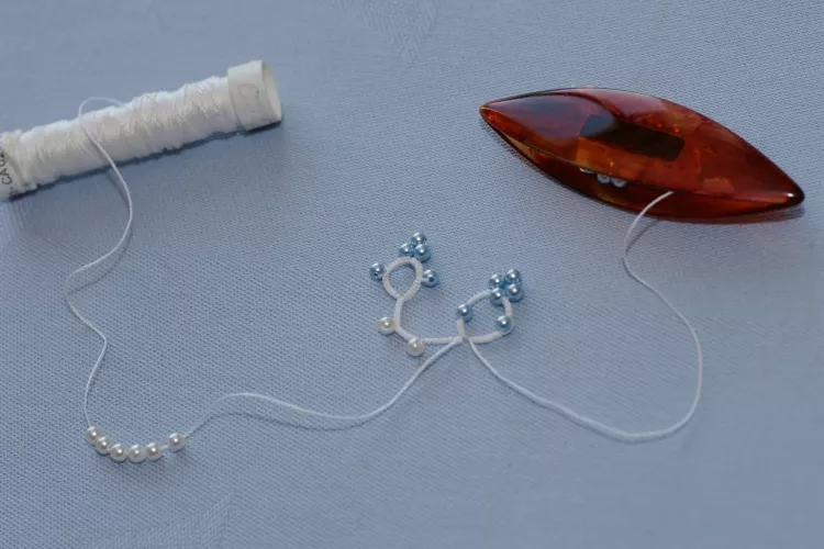 Ouvrage avec perles