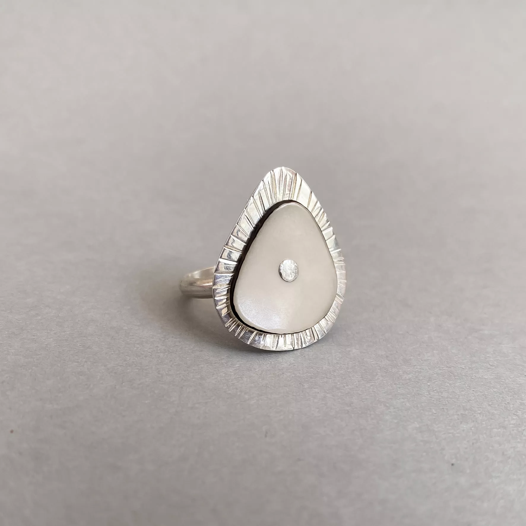 Kokobelli le semeur de bijoux Bague en argent estampé à la main et ivoire végétal