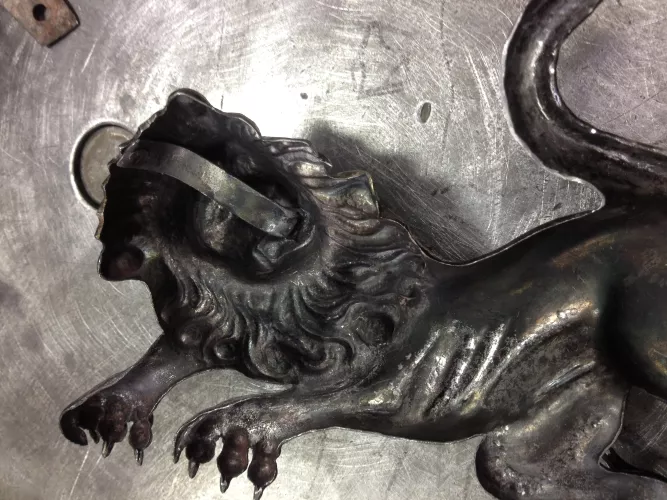 Revers d'un ornement en forme de lion