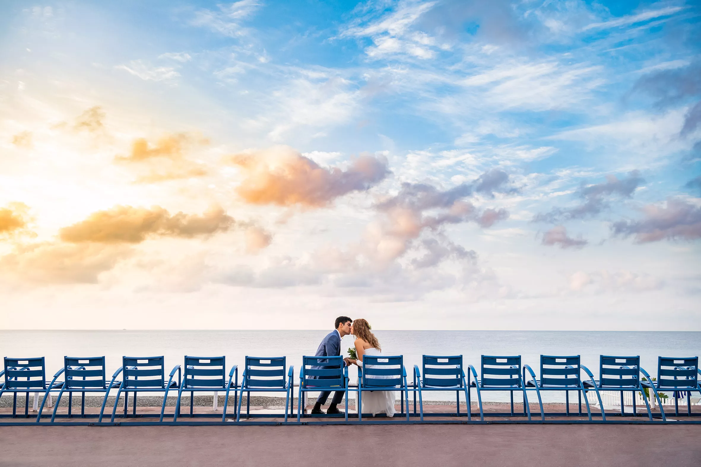 Couple lors du mariage. Promenade des Anglais à Nice lors du levé du soleil.