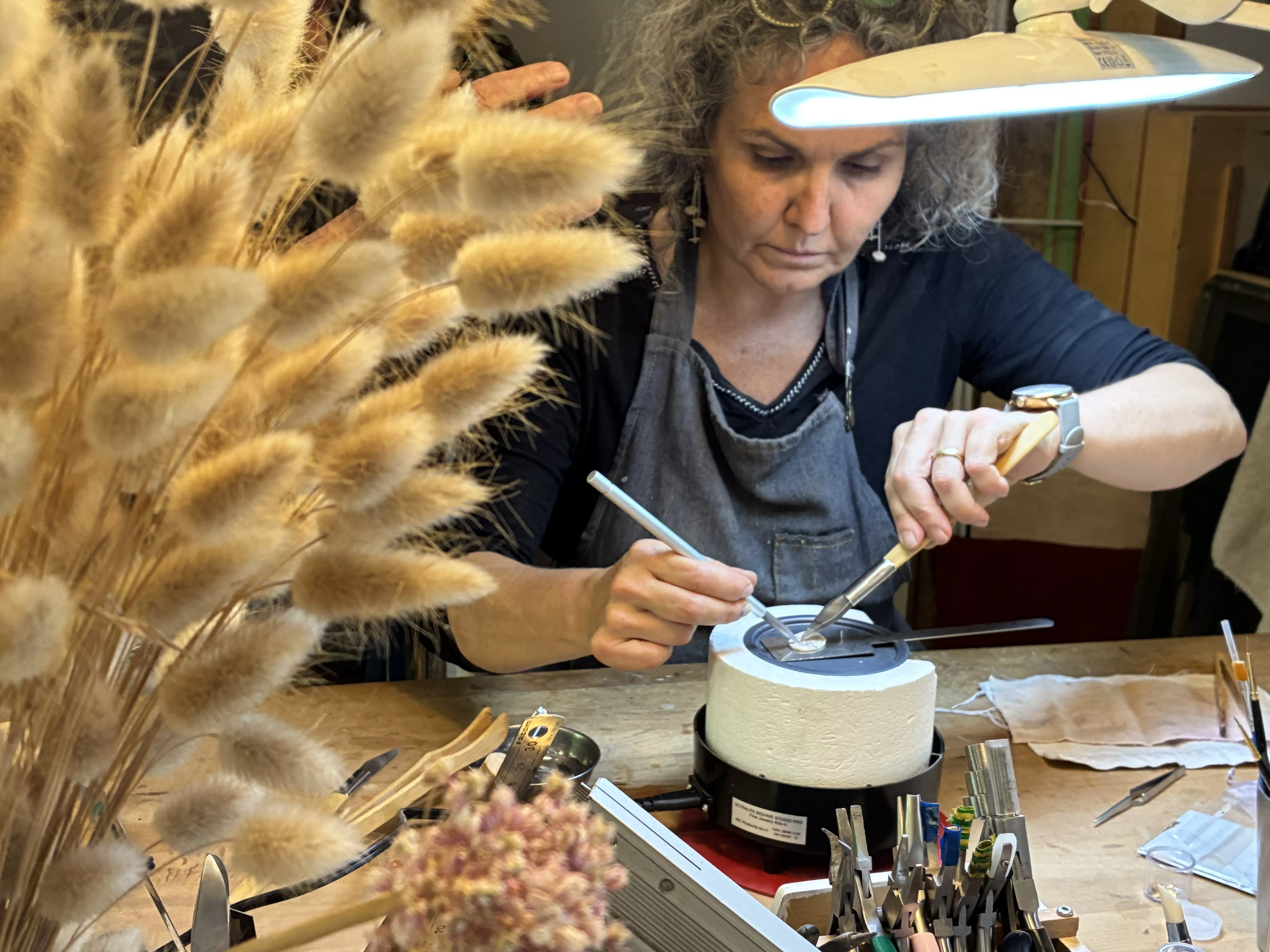 Kokobelli le semeur de bijoux carole maret fusion feuille d'or keumbo combinée à la fonte à l'os de seiche