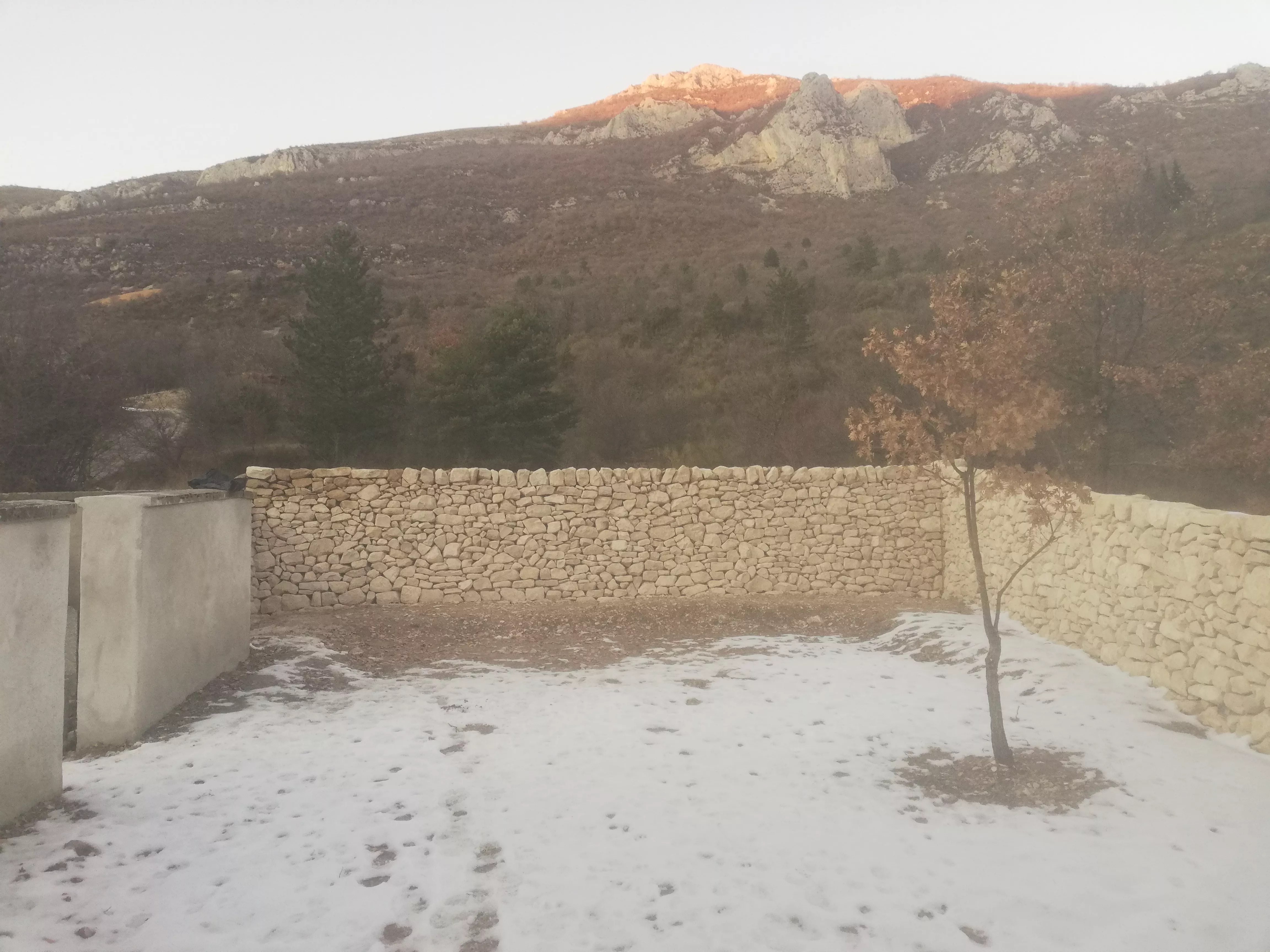 création d'un mur de clôture en pierre sèche