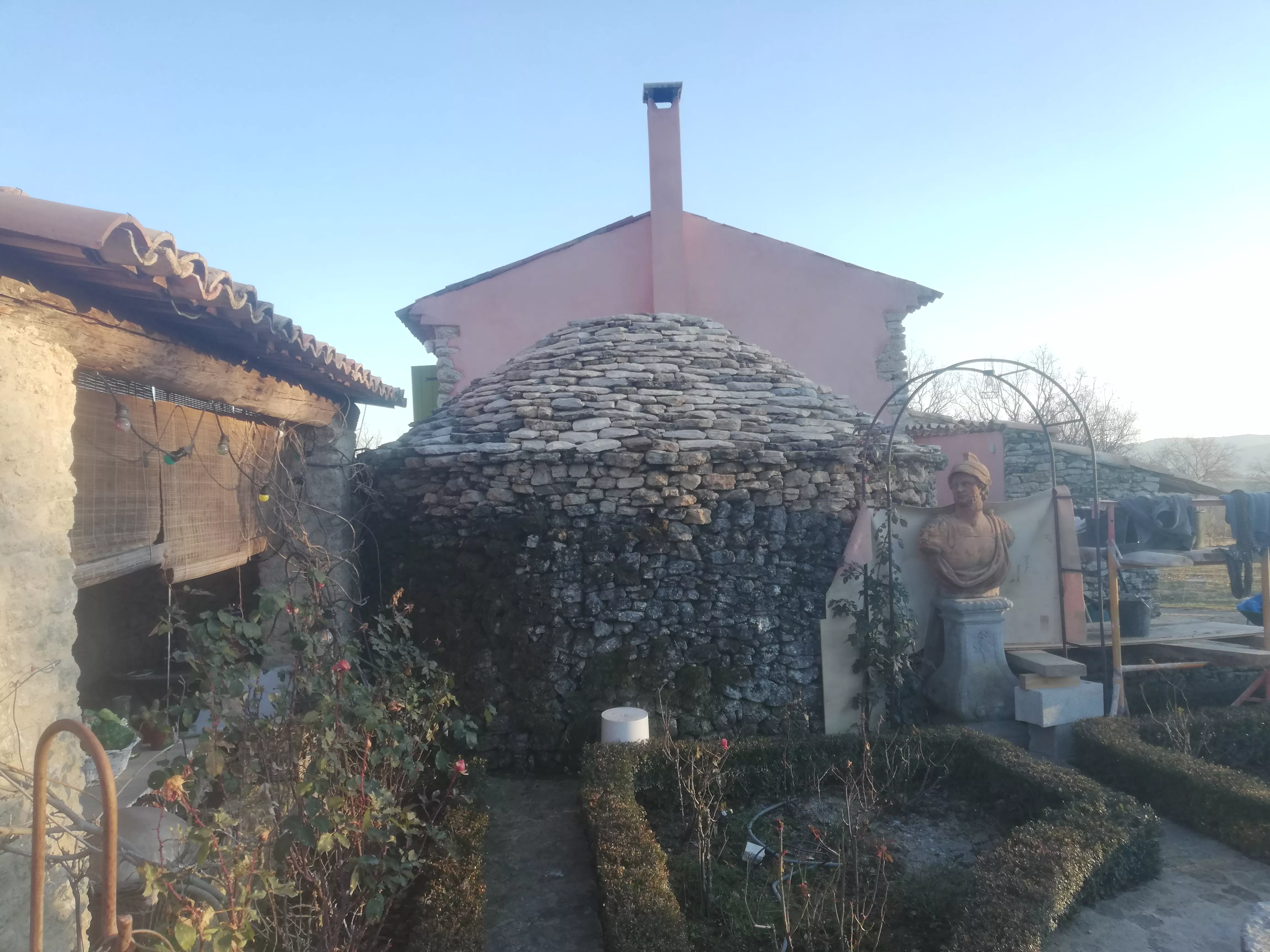 restauration de la couverture d'une cabane en pierre sèche (borie)