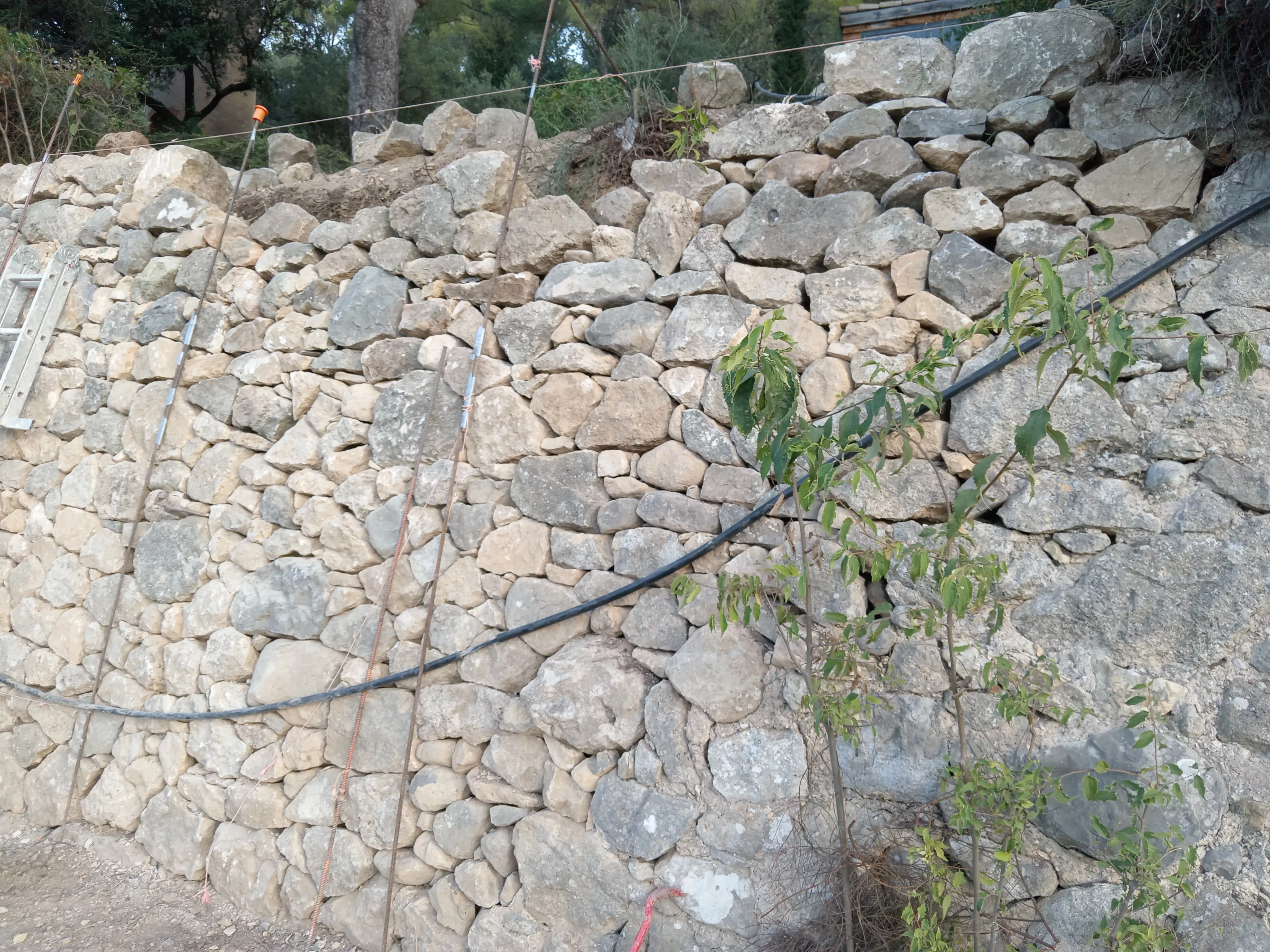 restauration d'un mur de soutènement en pierre sèche