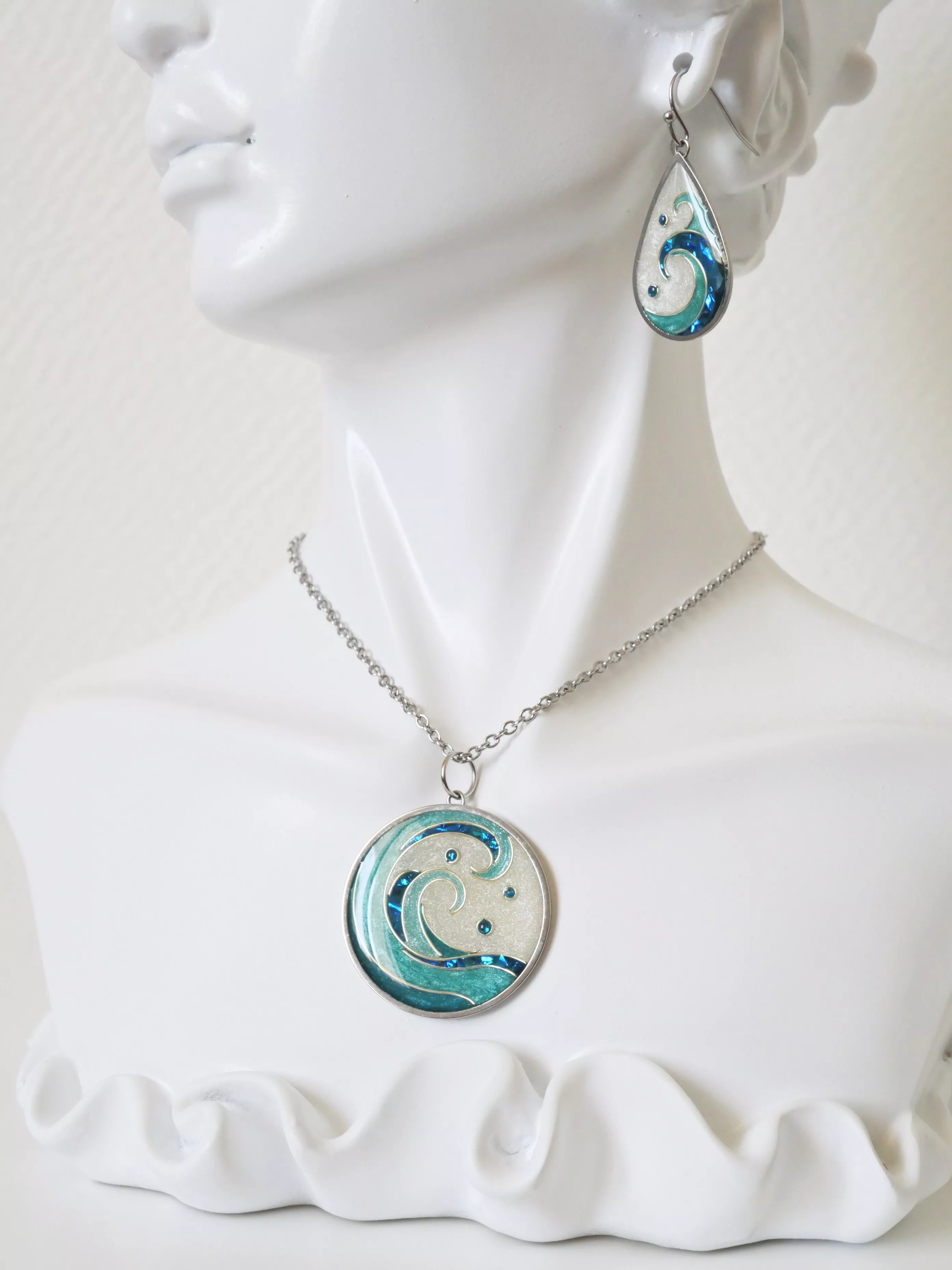 Parure aquatique à motif de vague, inspiration japonaise, composée d'un pendentif et de boucles d'oreilles