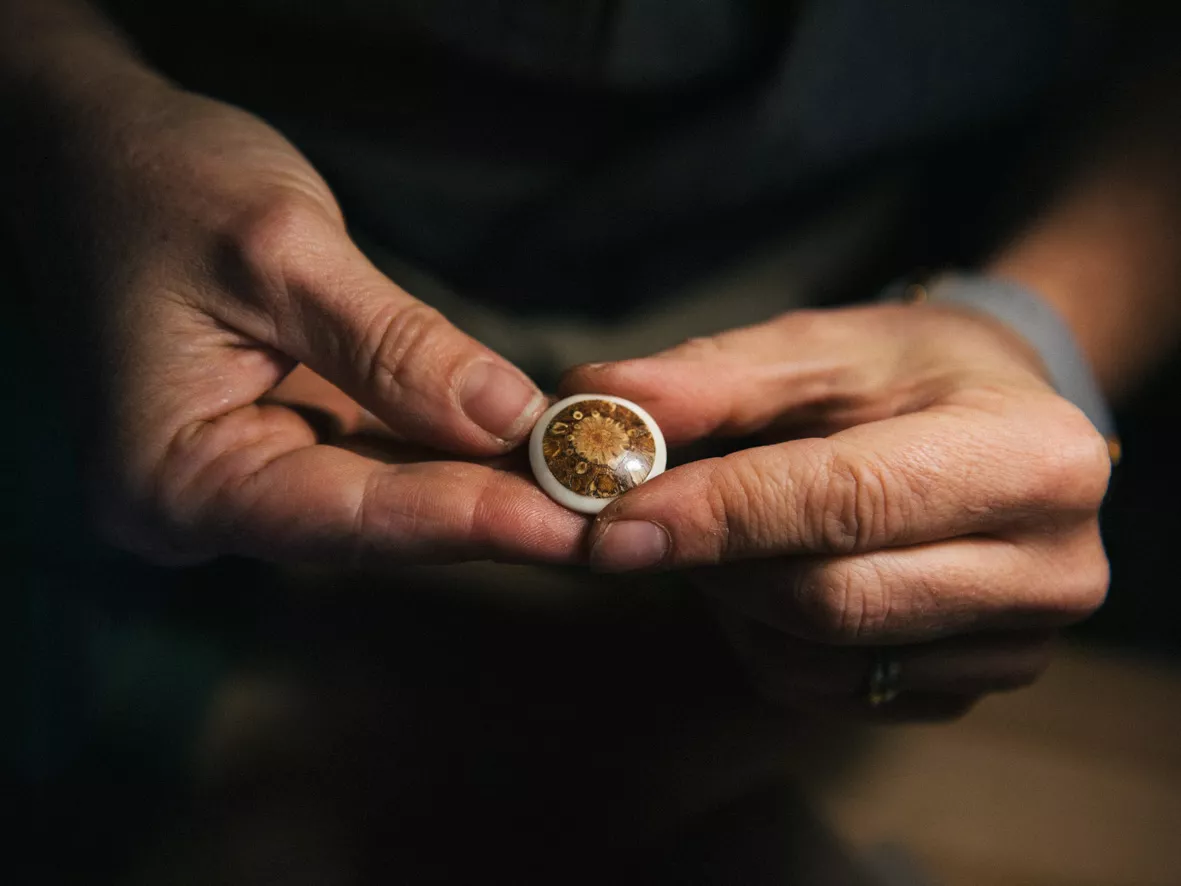 Kokobelli le semeur de bijoux mains et inclusion ivoire végétal et pomme de pin