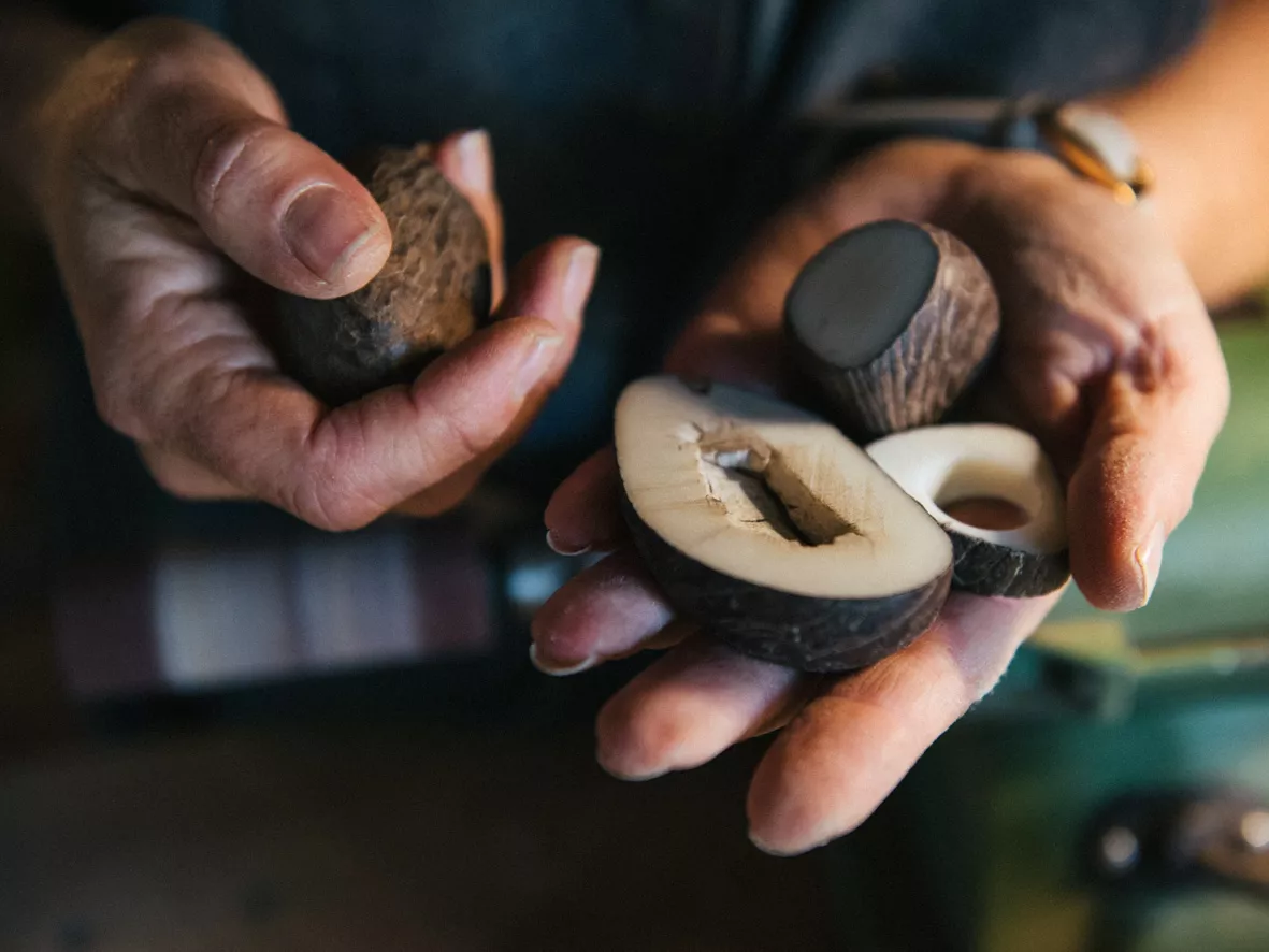 Kokobelli le semeur de bijoux mains et graines brutes d'ivoire végétal