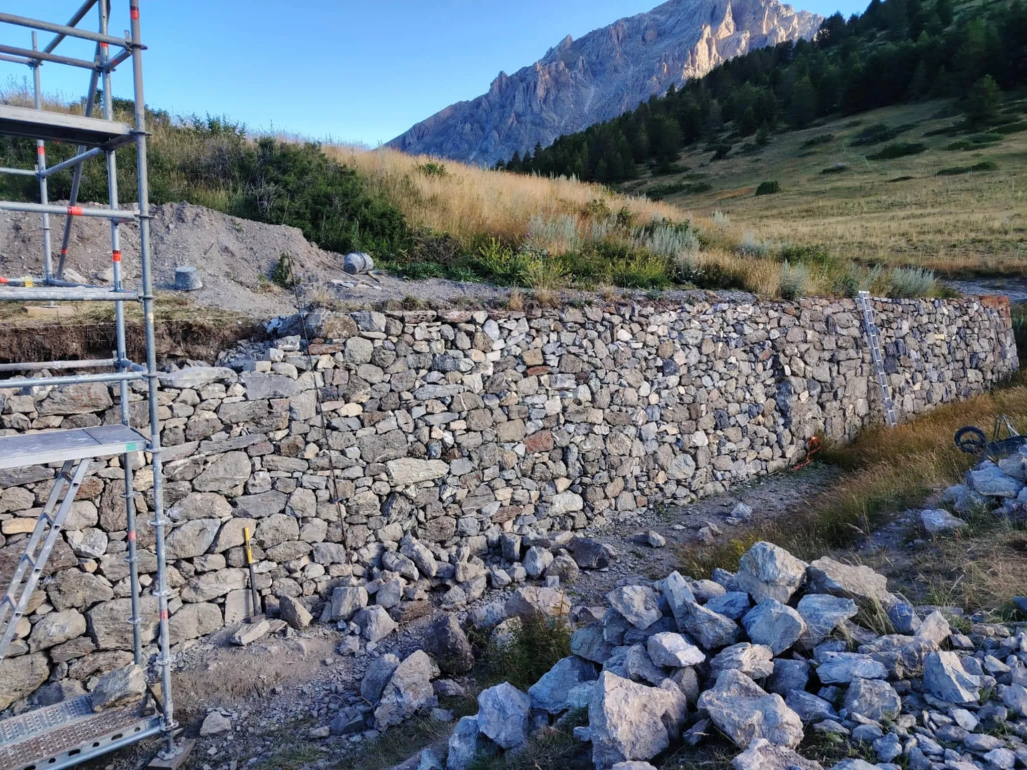 restauration d'un mur de soutènement en pierre sèche