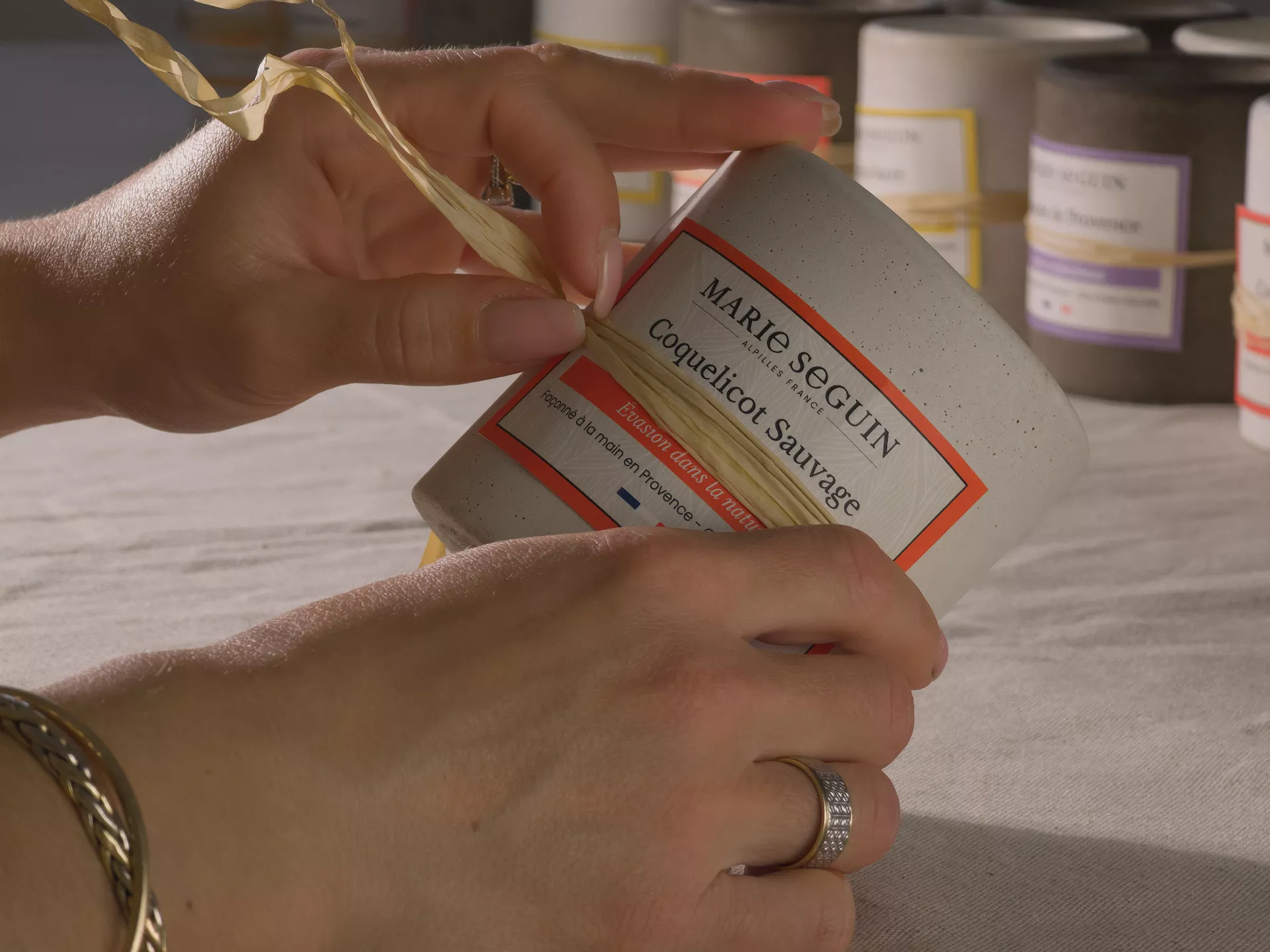 Finition sur une bougie parfumée MARIE SEGUIN