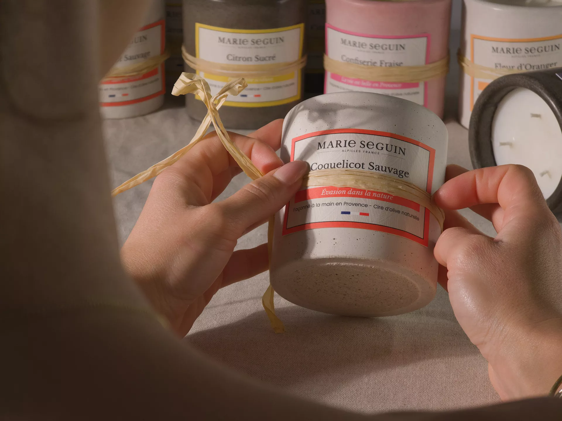Confection manuelle d'une bougie parfumée par Marie SEGUIN