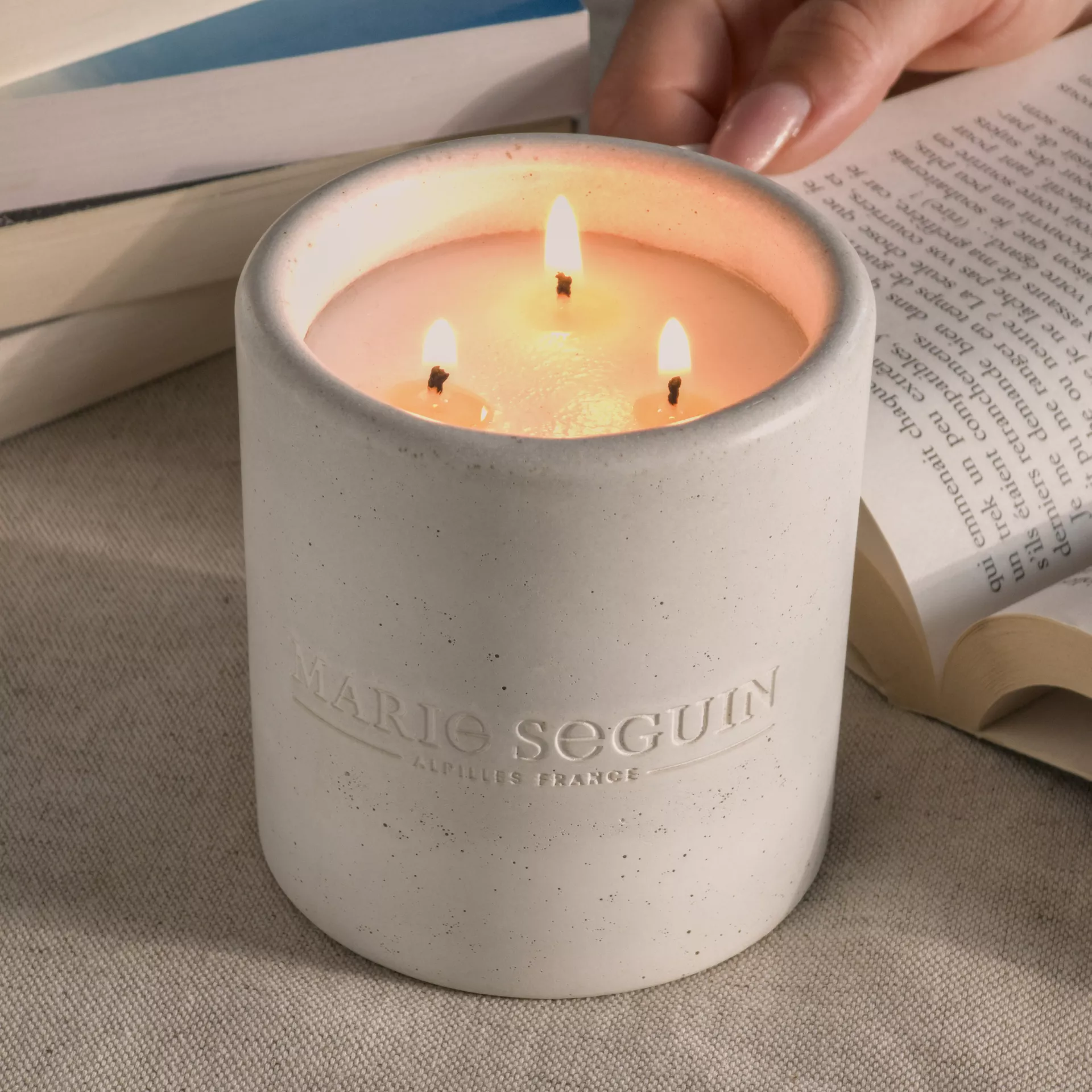 Bougie naturelle parfumée à la cire d'olive.