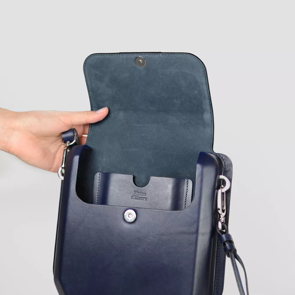 Pochette en cuir moulé