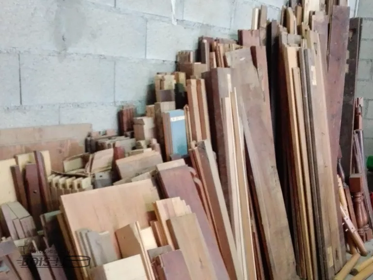 Mon stock de bois de récupération dans mon atelier.