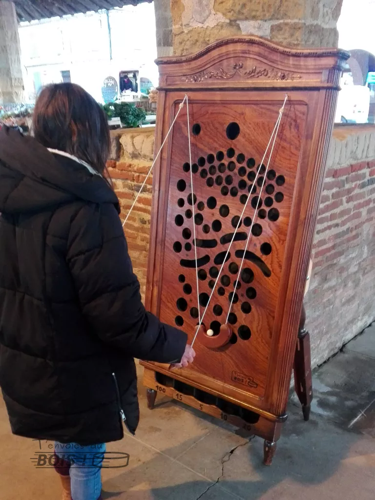 Le jeu du gruyère, un jeu en bois d'animation fabriqué à partir de bois de récupération par Alexandre Sahuguède, artisan d'art. Photo prise lors d'une animation de jeux en bois au sud de Toulouse.