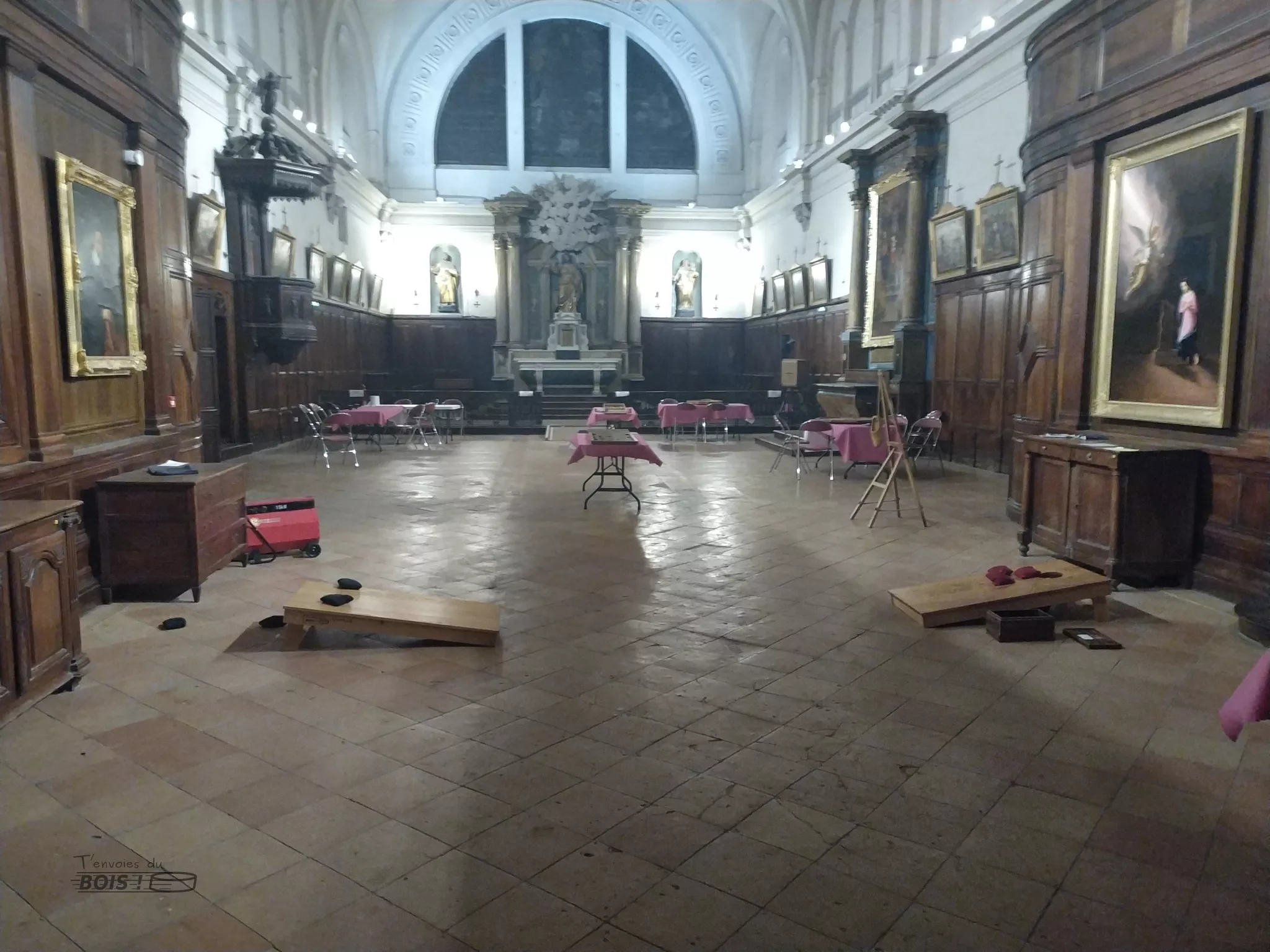 Une collection de jeux en bois fabriqué à partir de bois de récupération pour une soirée de Gala dans l'ancienne chapelle de l'Hotel-Dieu à Toulouse.