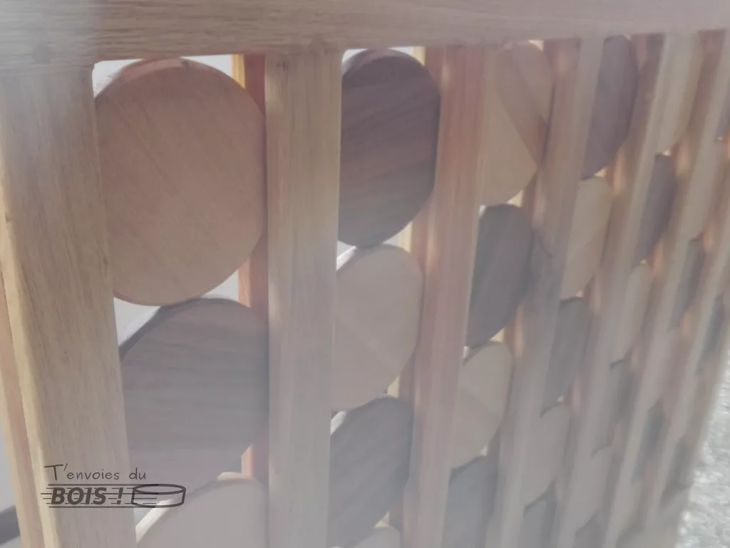 Un gros plan du puissance 4 géant, un jeu fabriqué à partir de bois de récupération par T'envoies du Bois ! Location de jeux en bois à Toulouse.