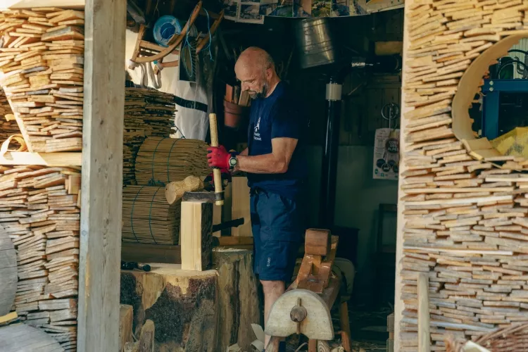 Préparation du débitage de planchettes dans un quartier de bois, atelier la Ramée Vosgienne