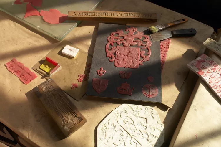 Inscriptions et décors en cire en cours d'élaboration